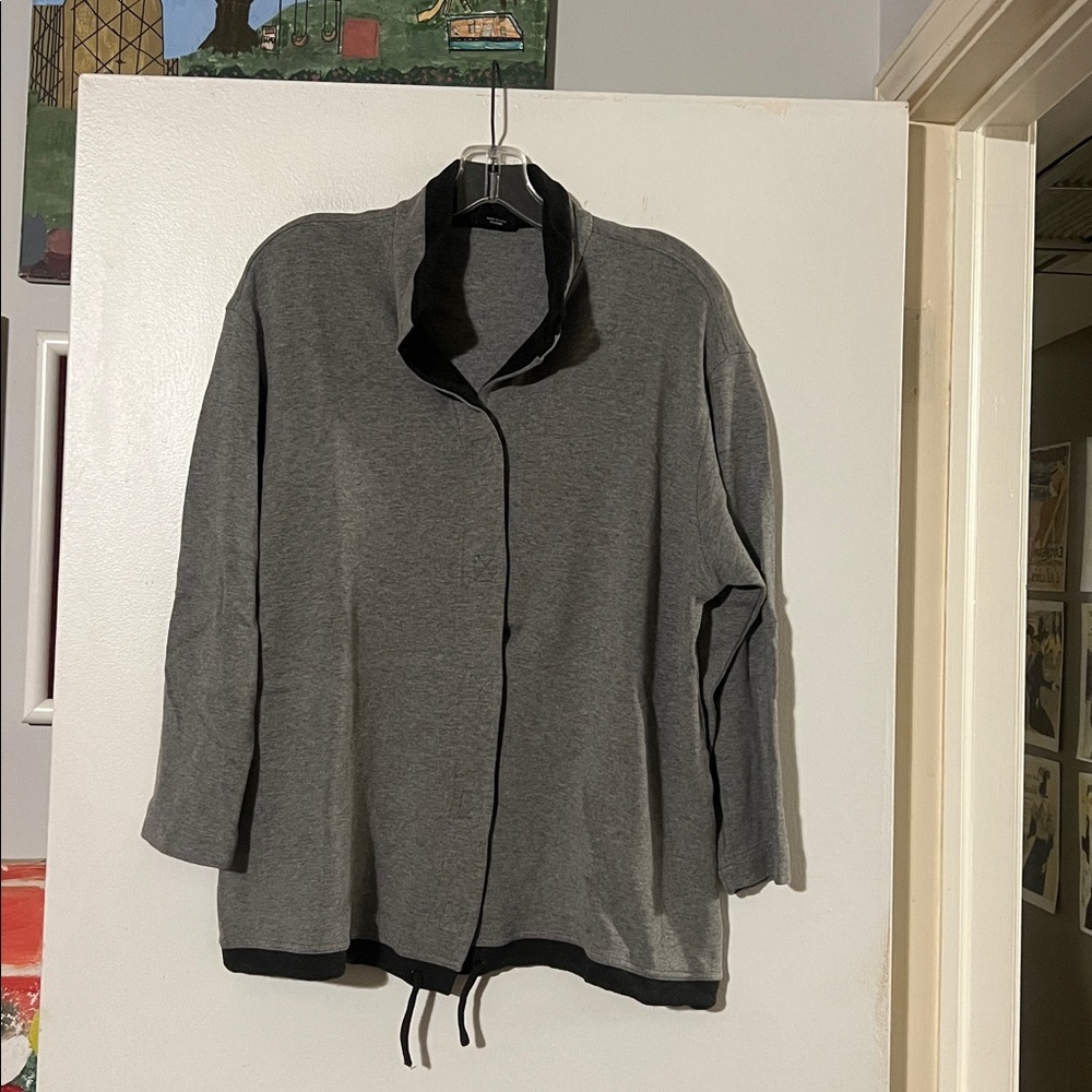 Staples gray with black detail lightweight jacket. Velcro closure. Pockets.